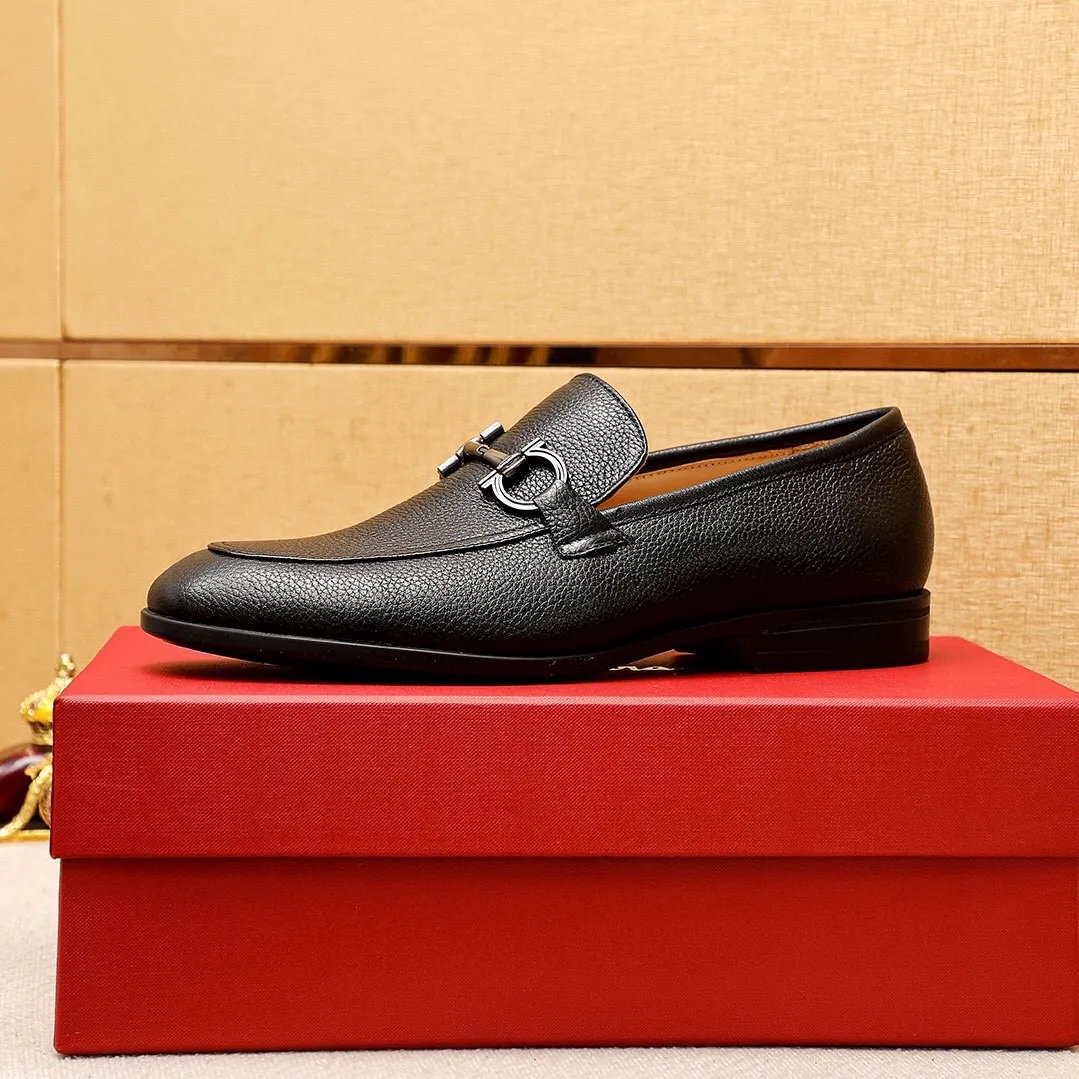 Men's shoes 💰480 💐 Product trademark: Ferragamo "Ferragamo" casual leather shoes Regular size: 38-44 (45🉑️customized) Product materials: Selected imported first-layer pebbled cowhide leather upper + luxury hardware buckle, imported water-dyed cow leather lining. Strong three-dimensional visual effect, original rubber outsole Color: 3⃣️seed leather materials available
